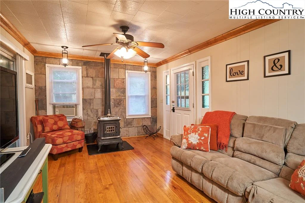 Image number 18 for the current listing