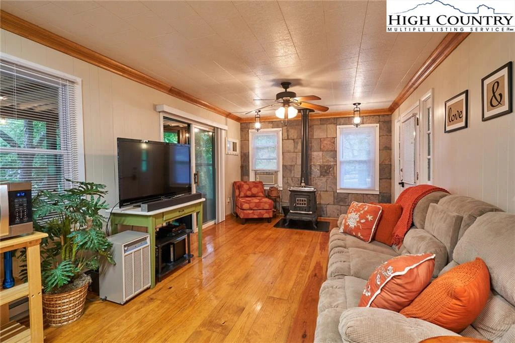Image number 17 for the current listing
