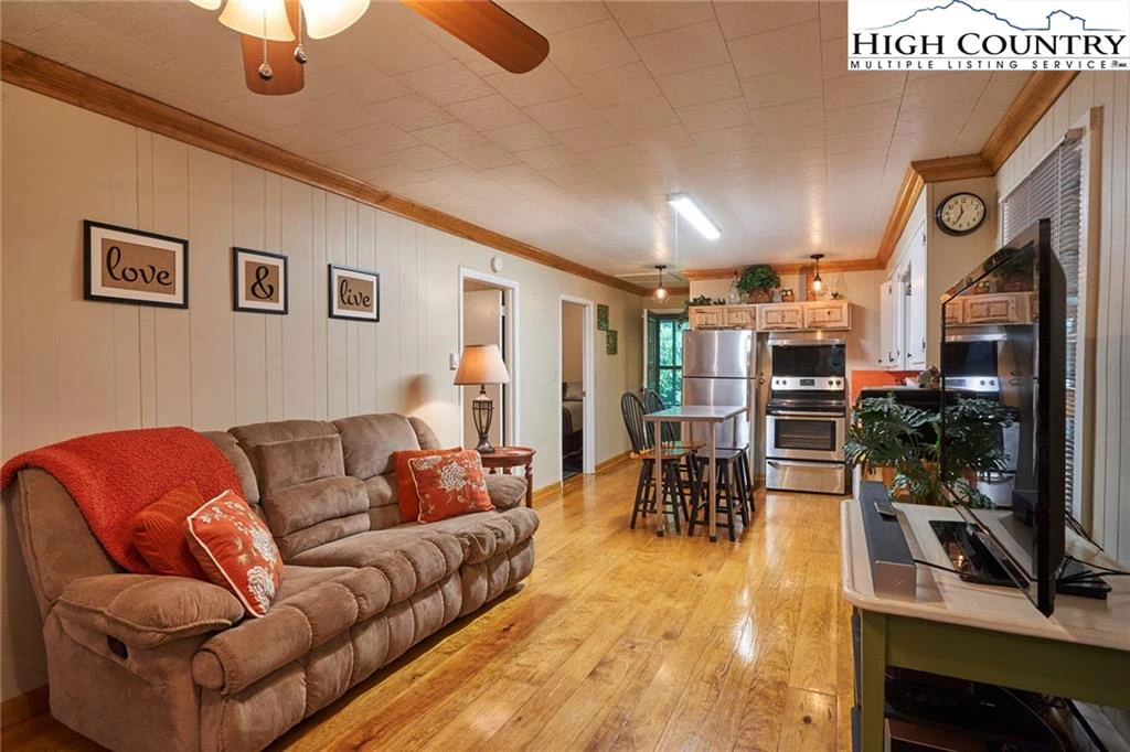 Image number 2 for the current listing