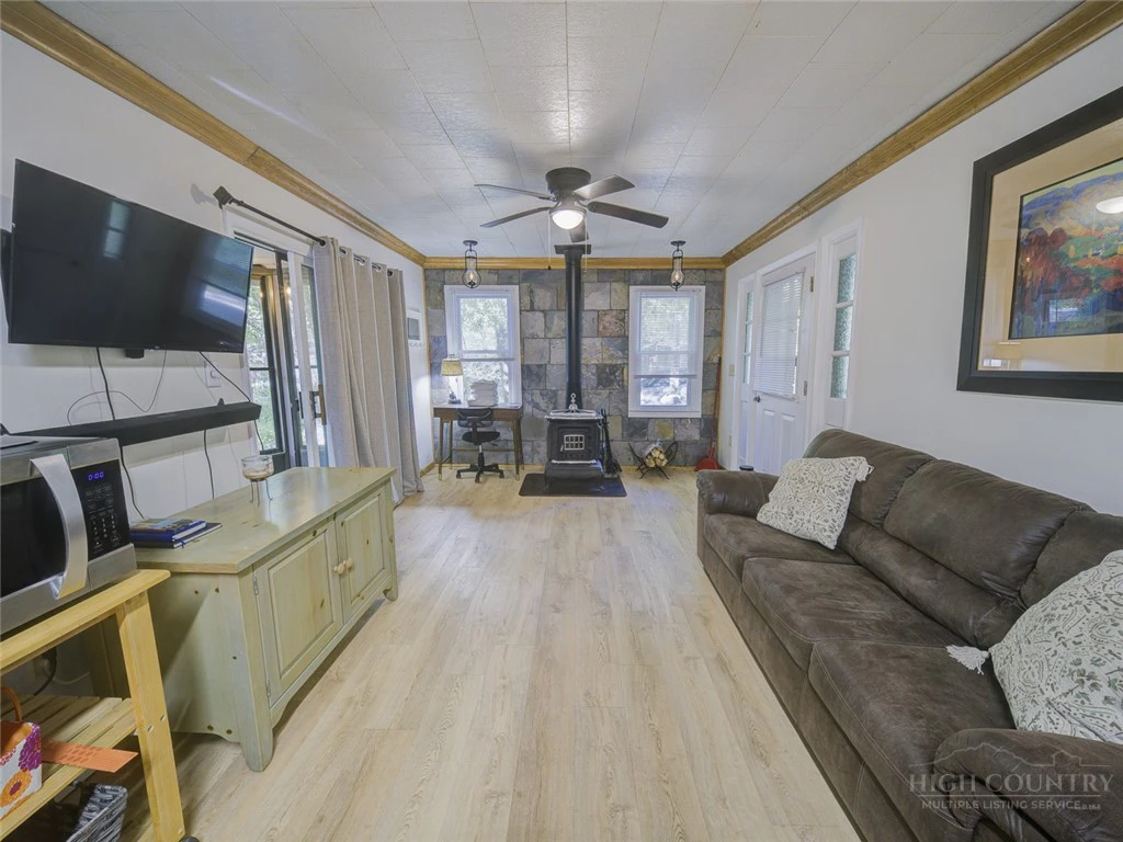 Image number 8 for the current listing