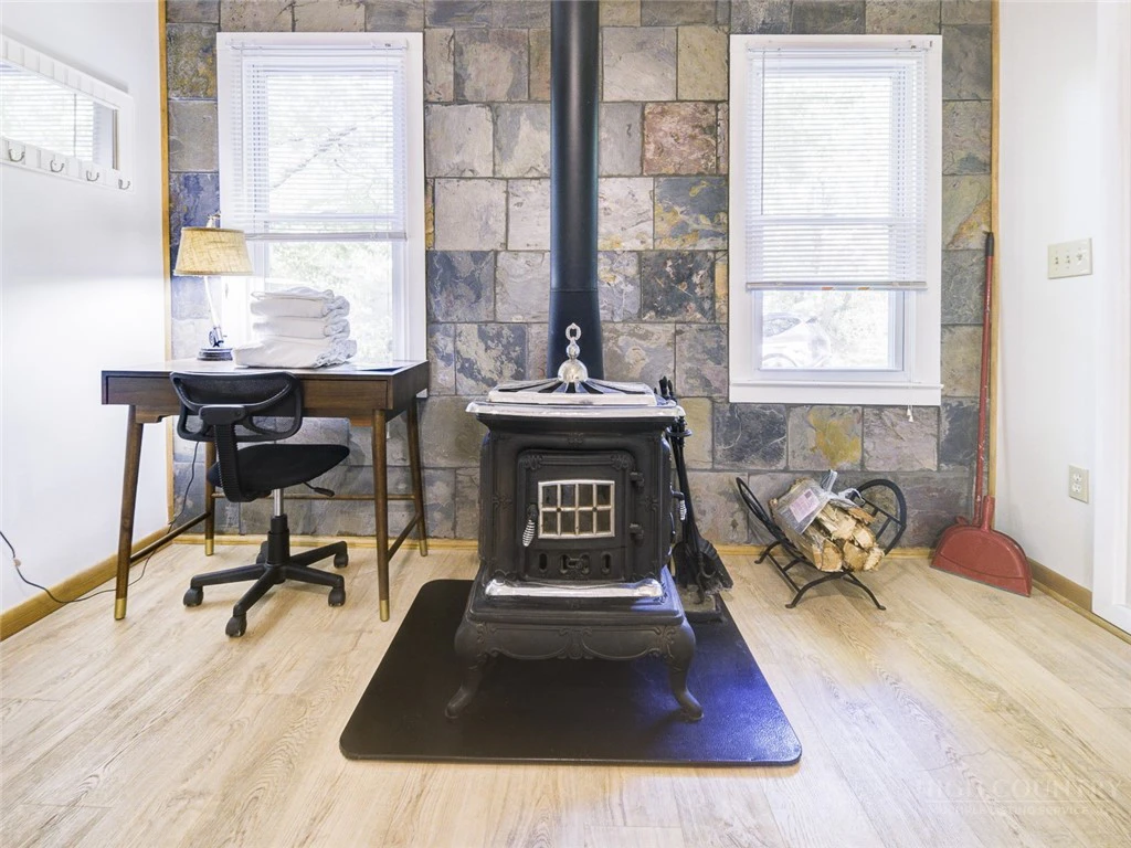 Image number 9 for the current listing