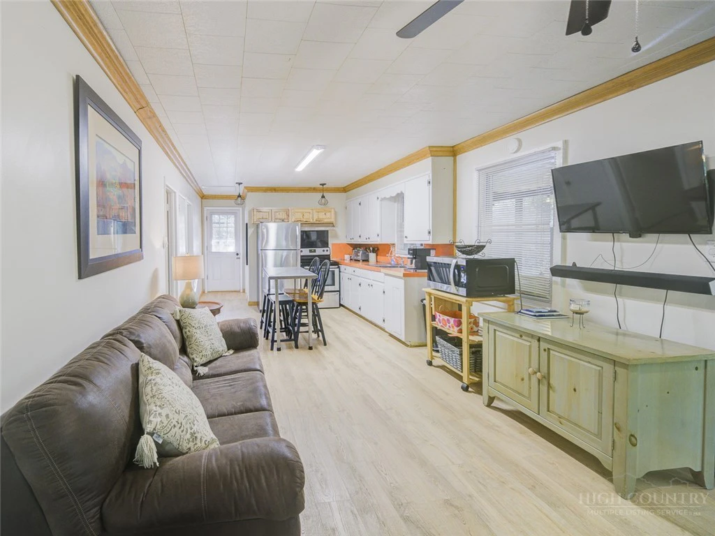 Image number 4 for the current listing