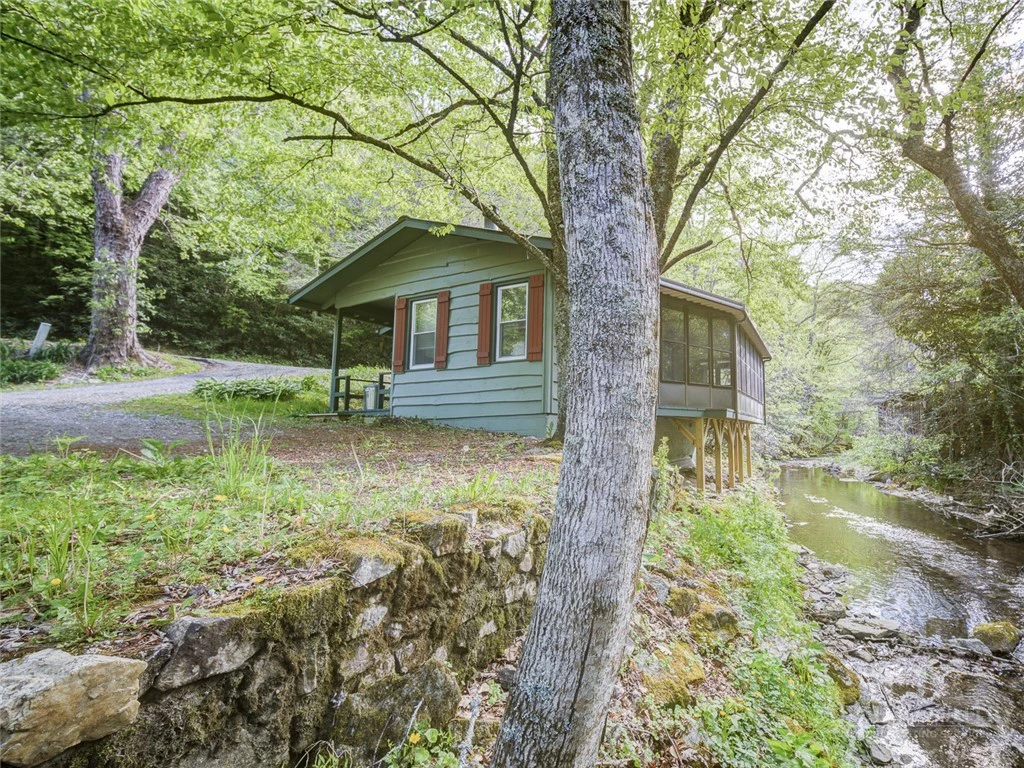 Image number 19 for the current listing