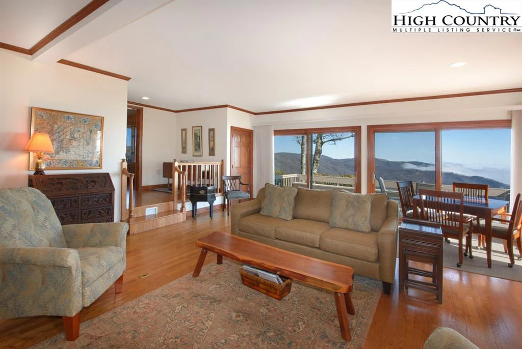 Image number 8 for the current listing