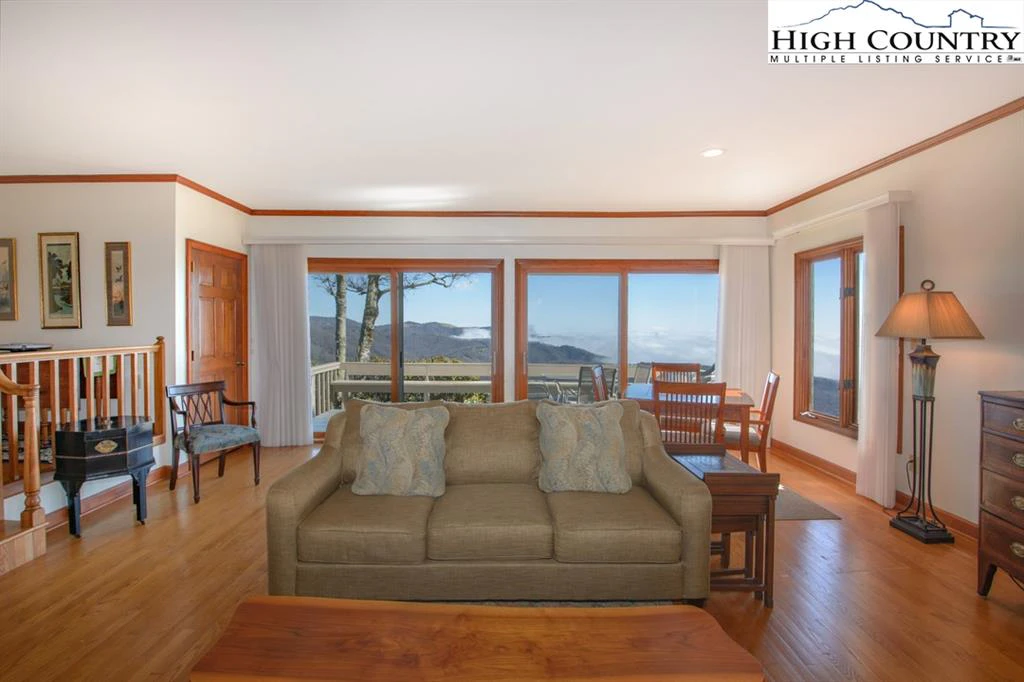 Image number 7 for the current listing