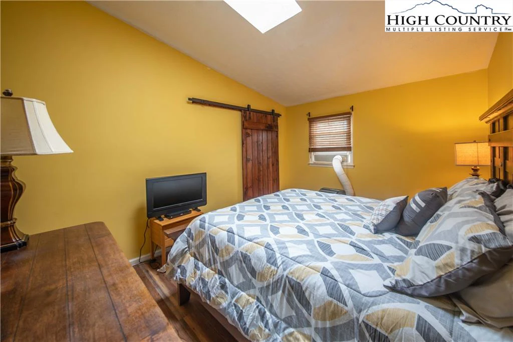 Image number 11 for the current listing