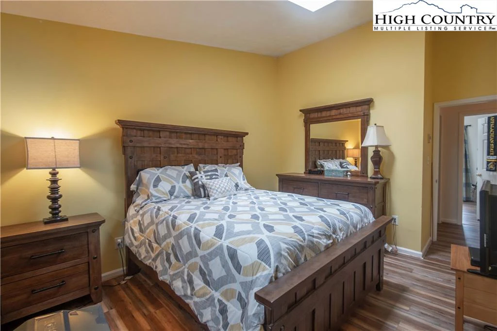 Image number 12 for the current listing