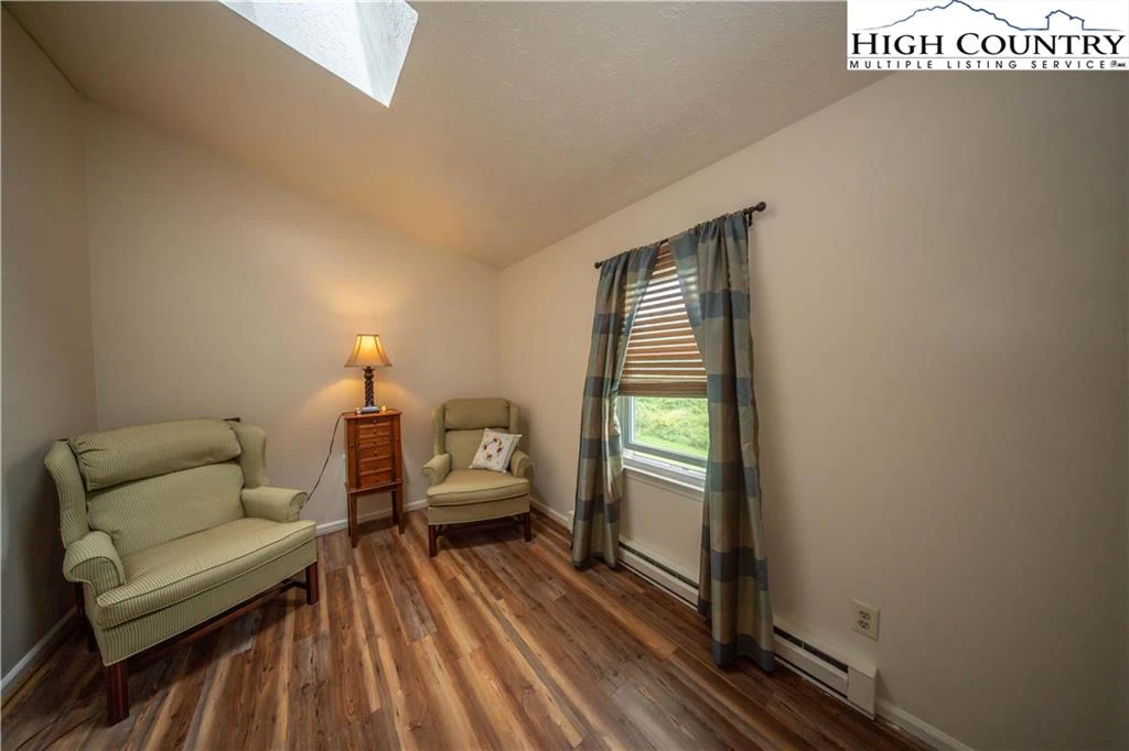 Image number 14 for the current listing
