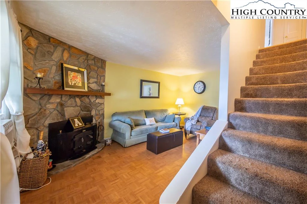 Image number 4 for the current listing