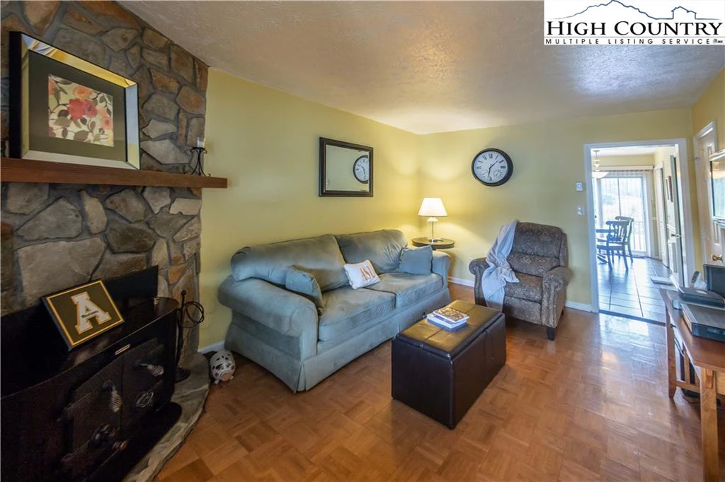 Image number 6 for the current listing