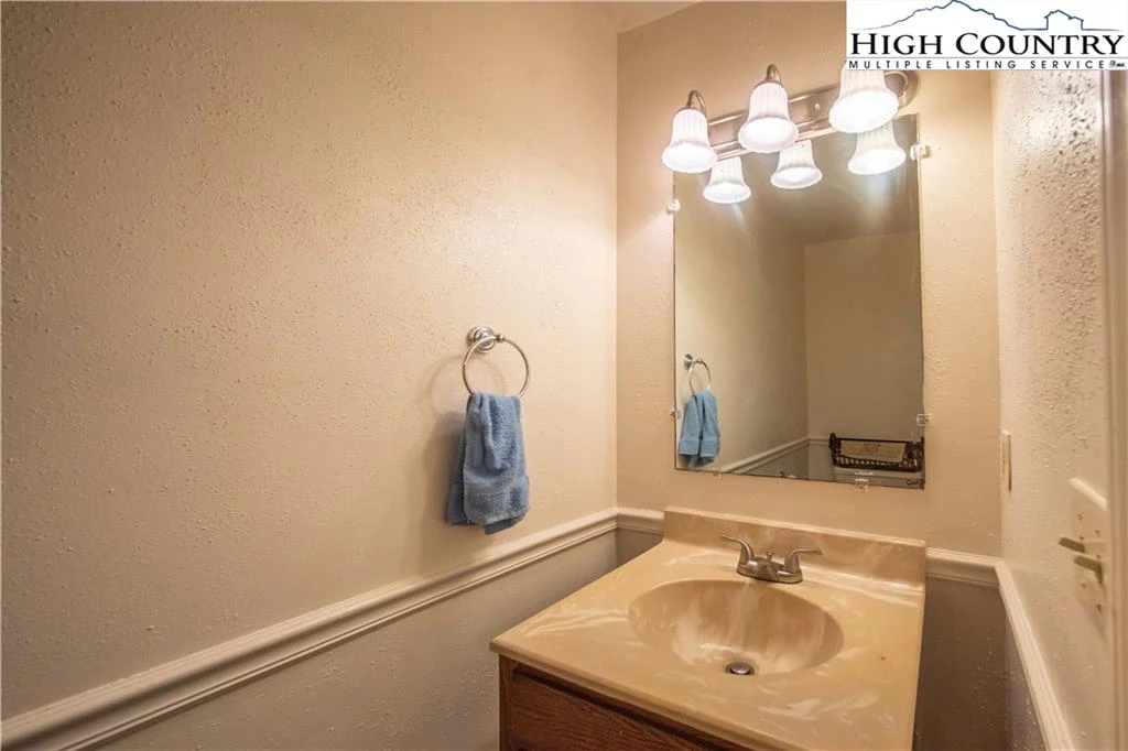 Image number 8 for the current listing