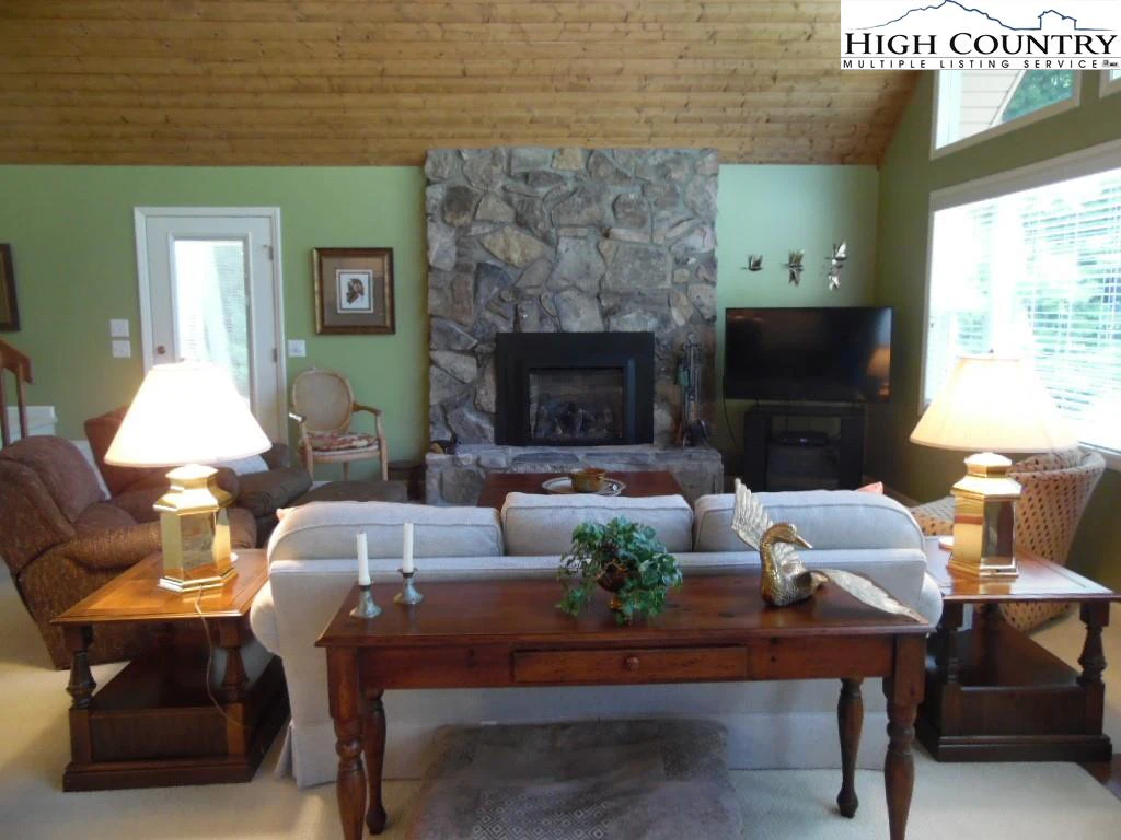 Image number 19 for the current listing