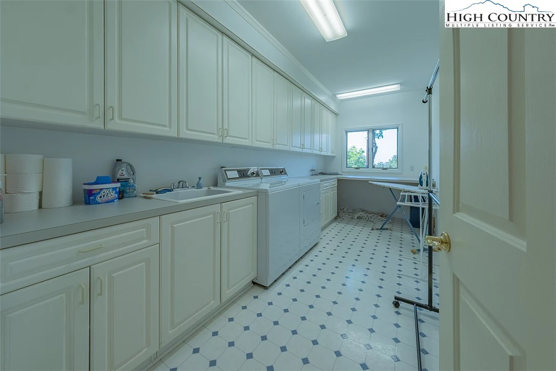 Image number 4 for the current listing