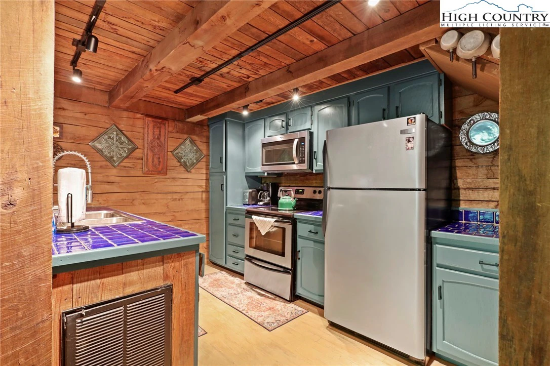 Image number 4 for the current listing