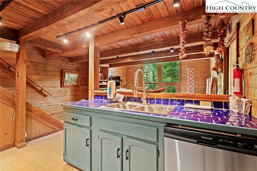 Image number 6 for the current listing
