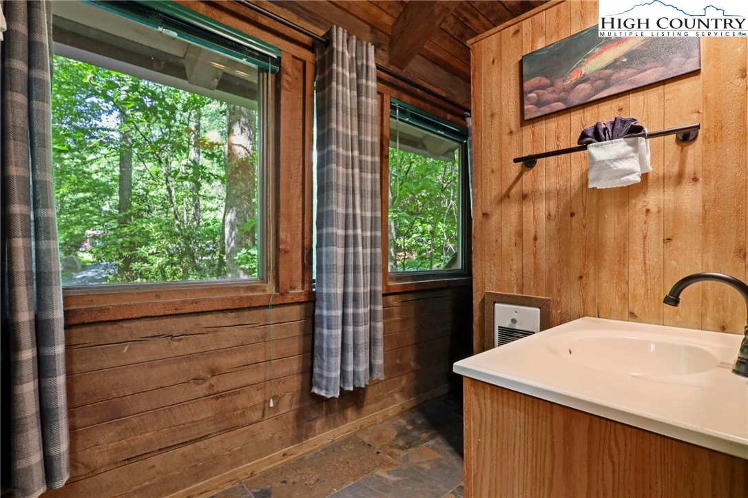 Image number 11 for the current listing