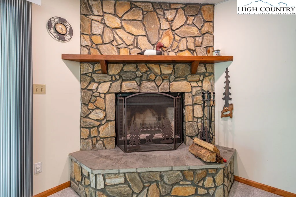 Image number 14 for the current listing