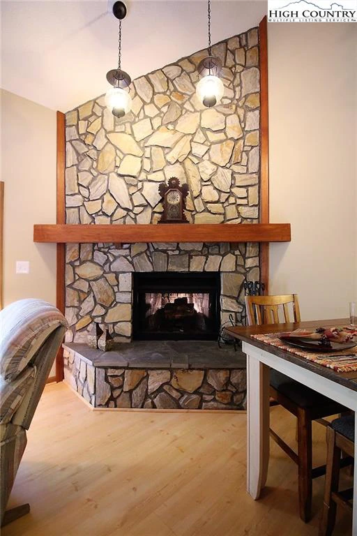 Image number 18 for the current listing