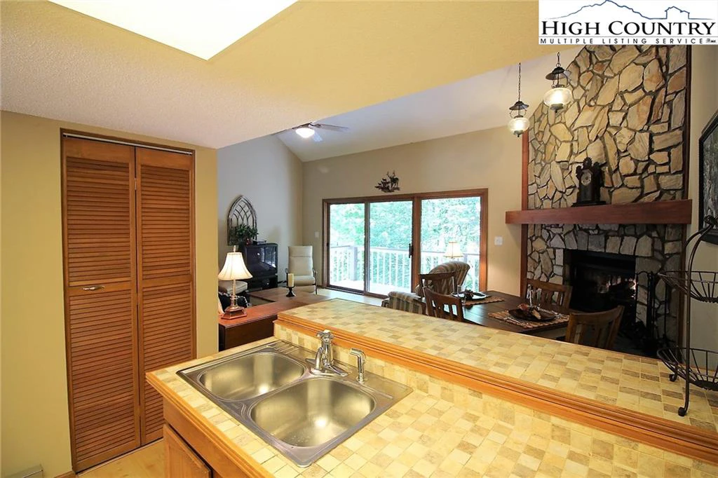 Image number 21 for the current listing