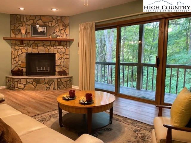 Image number 1 for the current listing