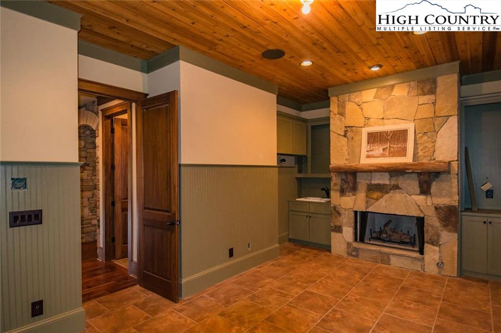 Image number 14 for the current listing
