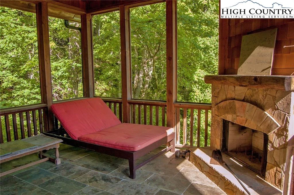 Image number 3 for the current listing