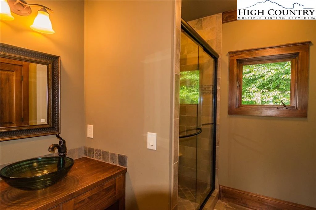 Image number 9 for the current listing