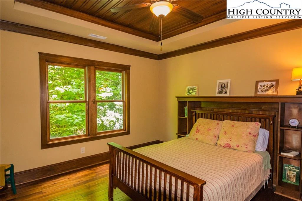 Image number 2 for the current listing