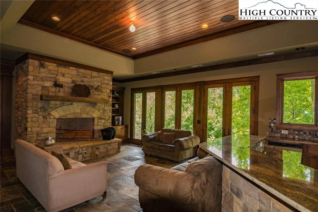 Image number 16 for the current listing
