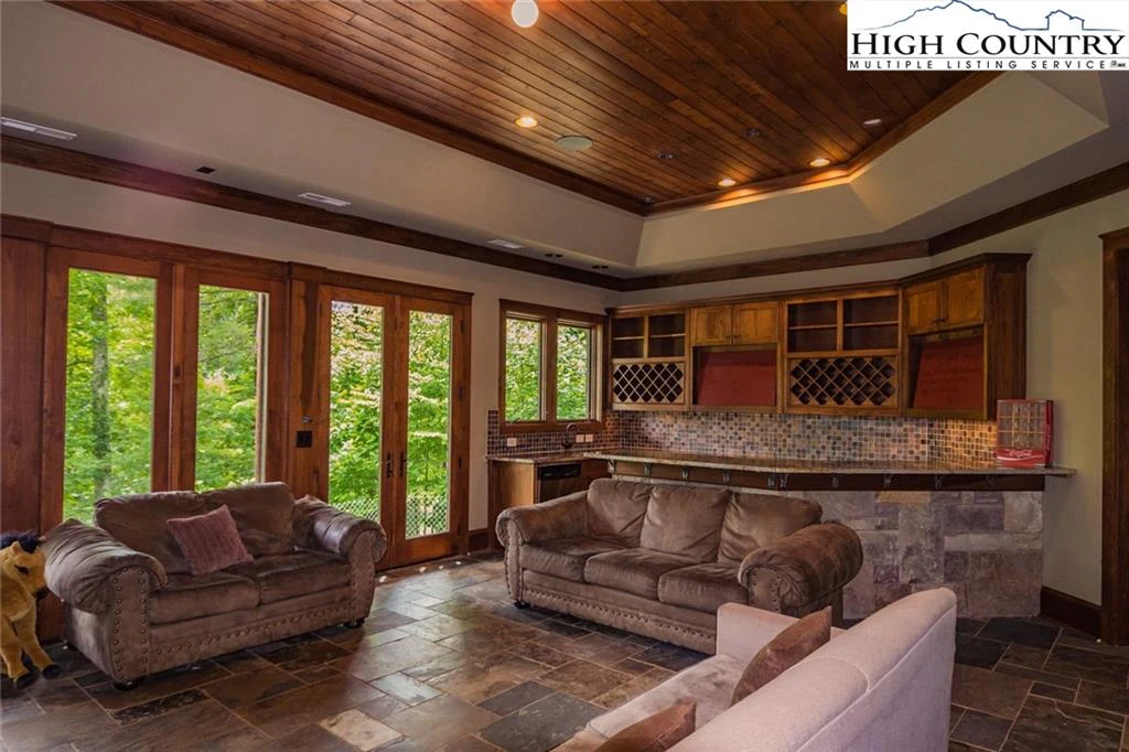 Image number 17 for the current listing