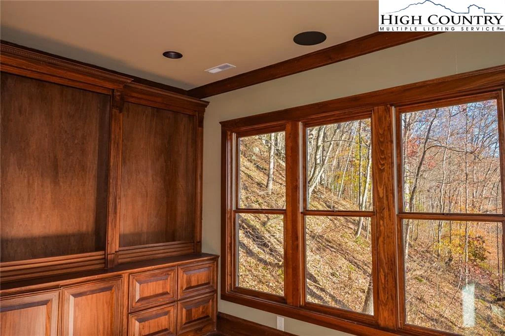 Image number 21 for the current listing