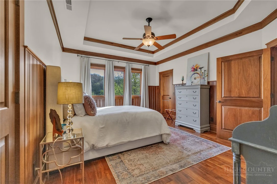 Image number 11 for the current listing
