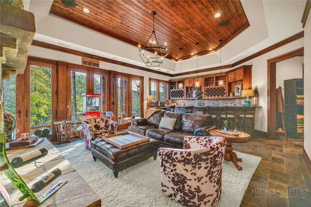 Image number 17 for the current listing