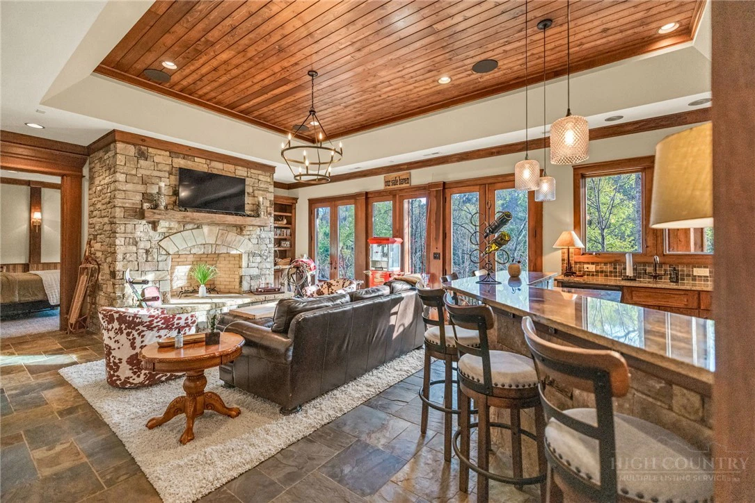 Image number 15 for the current listing