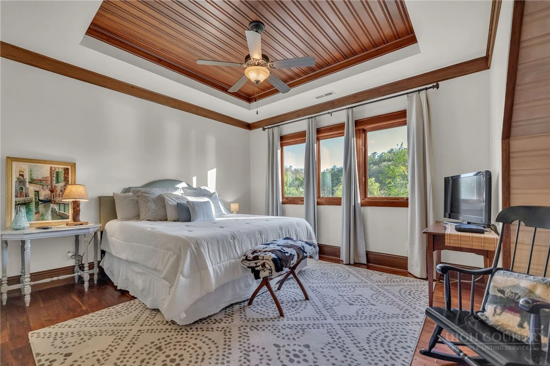 Image number 9 for the current listing