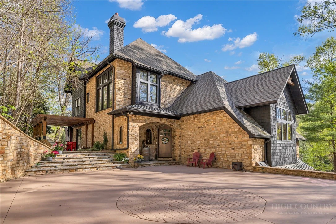Image number 1 for the current listing