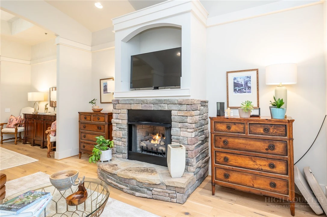 Image number 4 for the current listing