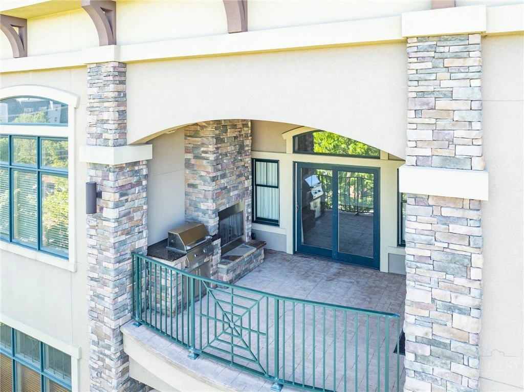 Image number 17 for the current listing