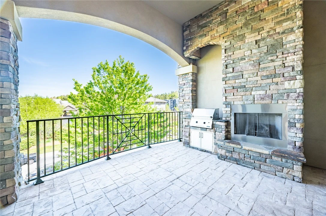 Image number 18 for the current listing