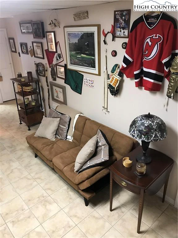 Image number 9 for the current listing