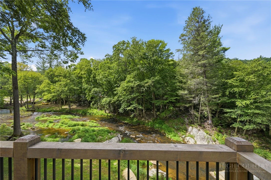 Image number 19 for the current listing