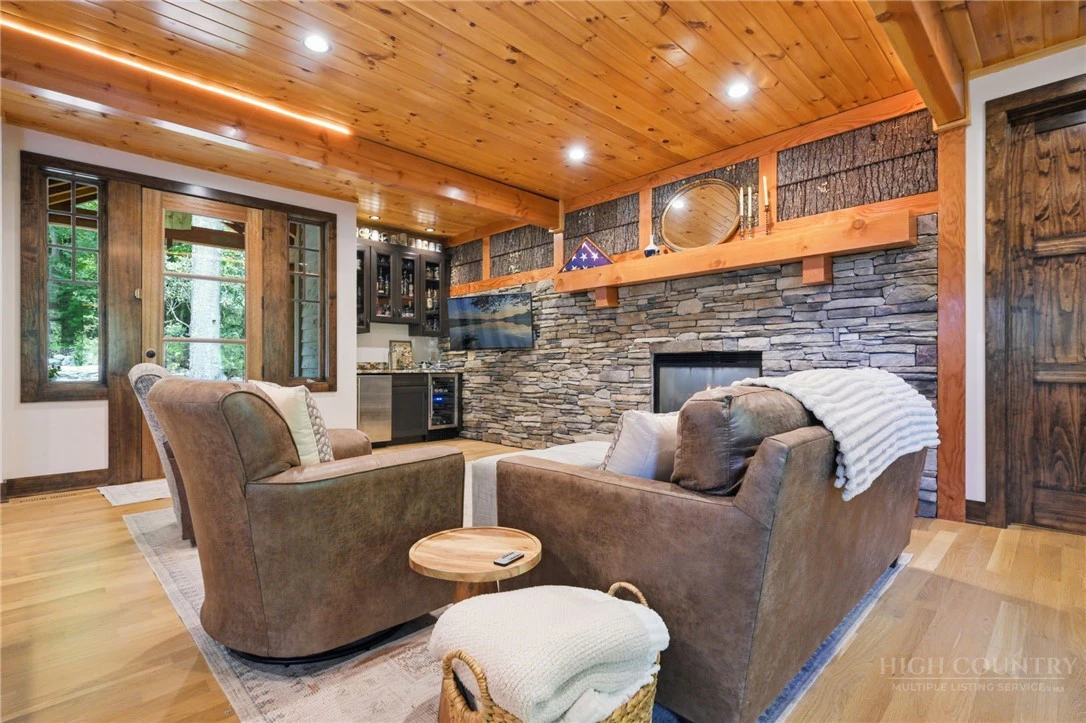 Image number 11 for the current listing