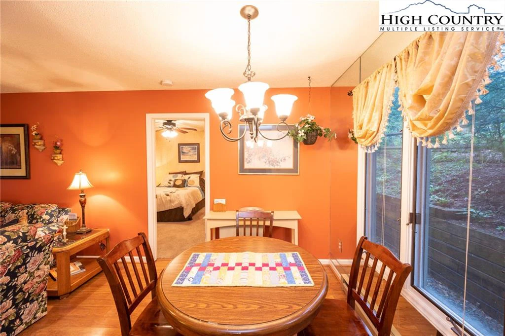 Image number 14 for the current listing