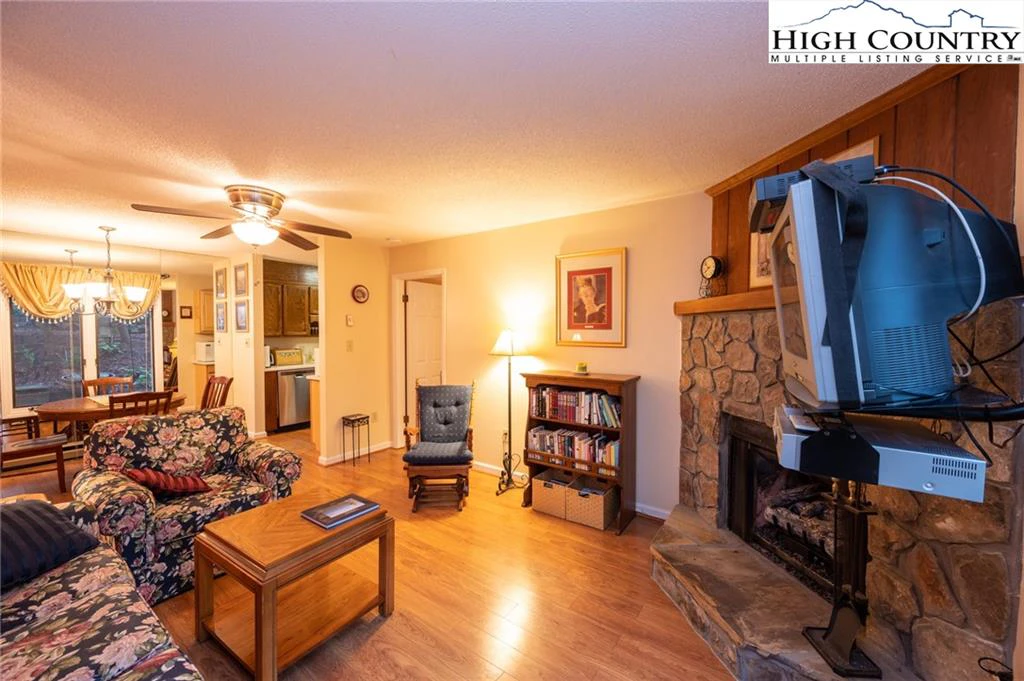 Image number 21 for the current listing