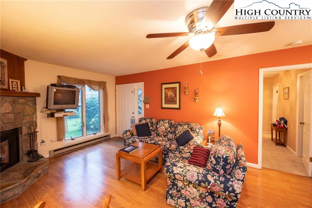 Image number 19 for the current listing