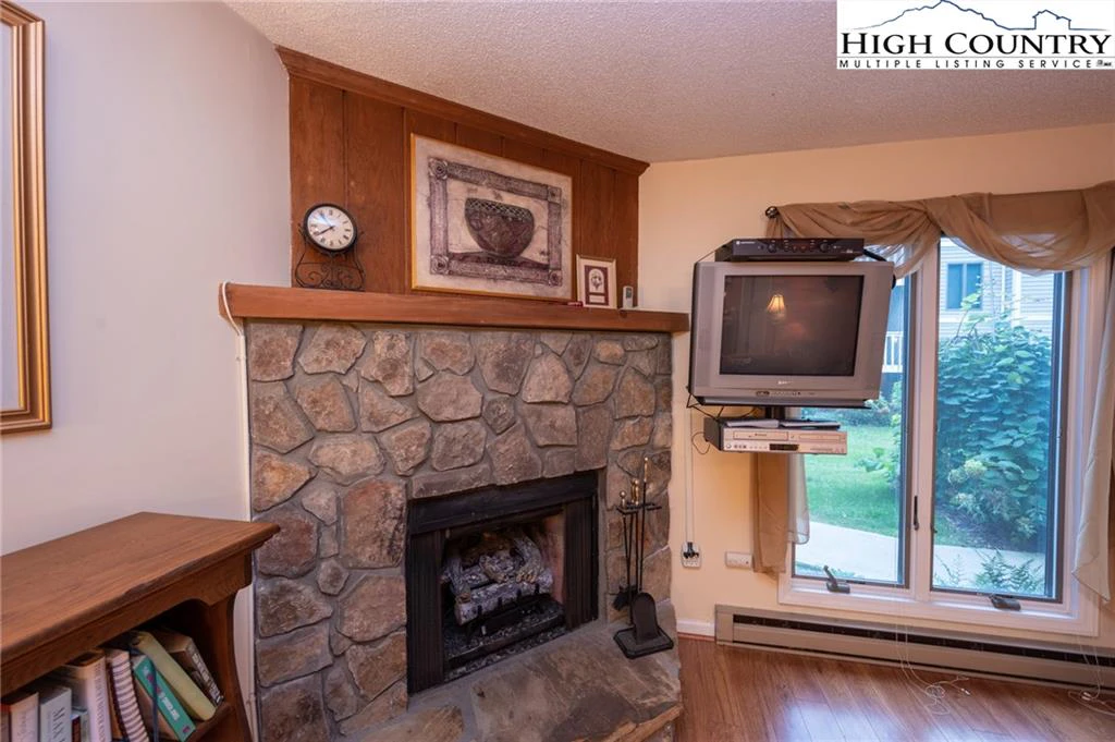 Image number 18 for the current listing