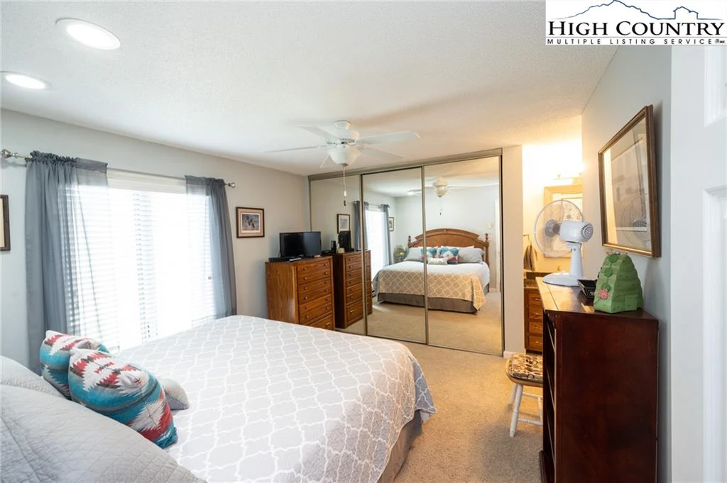 Image number 11 for the current listing