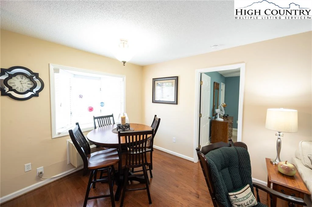 Image number 19 for the current listing