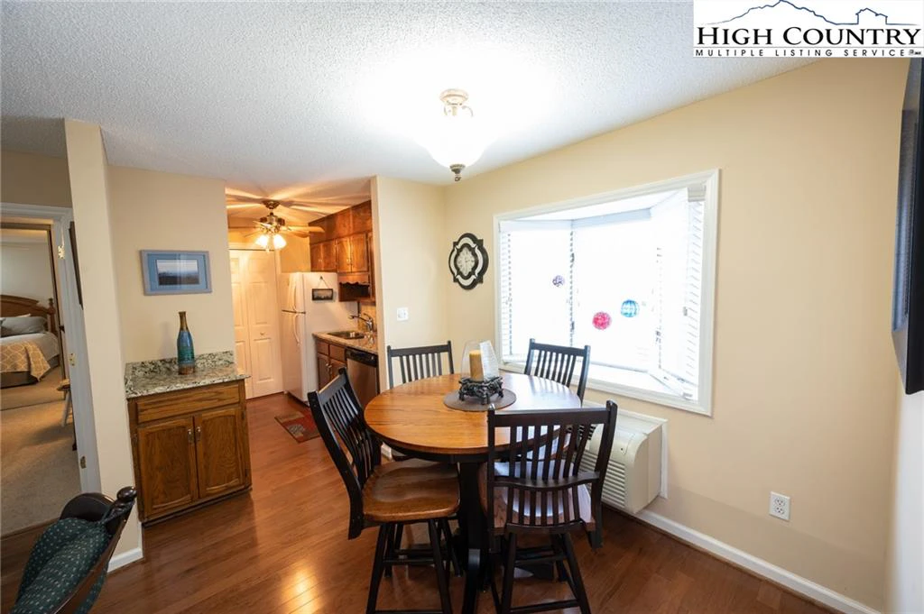 Image number 18 for the current listing