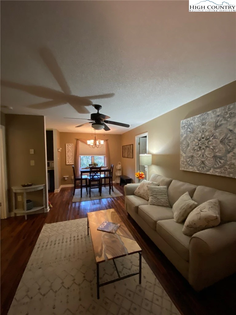 Image number 19 for the current listing
